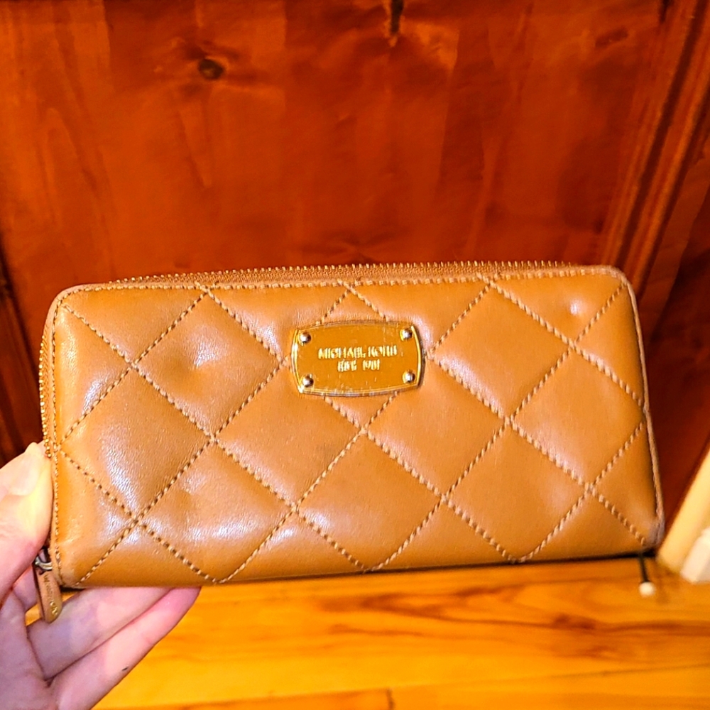 Michael Kors MK  Quilted Leather Wallet Clutch Tan Zip Around Accordion
